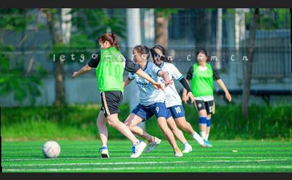 曼联2-1领先，格林伍德抽射破门瞬间。